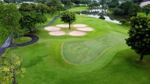 ผู้เล่นกำลังฝึกตีกอล์ฟ ในสนามกอล์ฟกรุงเทพฯ ที่ได้มาตรฐาน