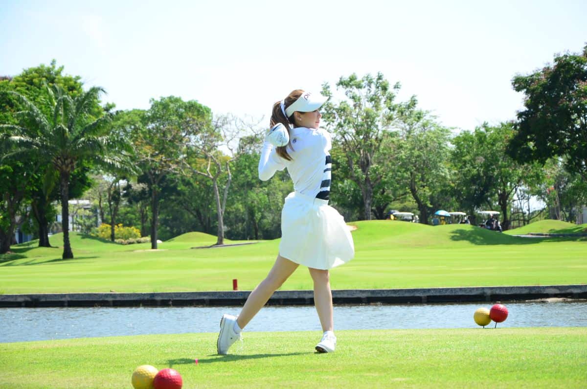 ผู้หญิงลงแข่งขันกอล์ฟ โดยใช้วิธีการนับแฮนดิแคป